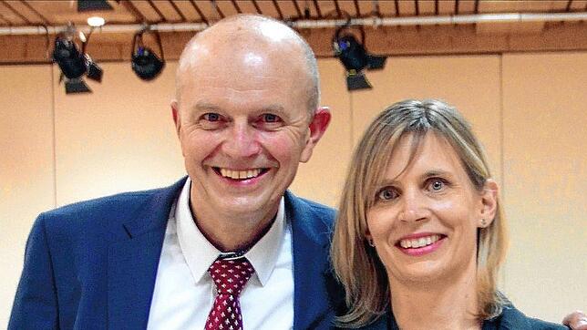 Der alte Bürgermeister ist auch der Neue. In Rickenbach wurde Dietmar Zäpernick, hier mit seiner Ehefrau Kristin, wiedergewählt.