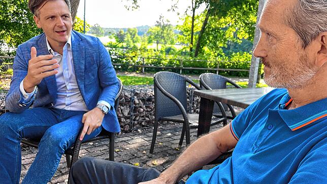 FDP-Bundestagskandidat Marcel Klinge (links) diskutiert mit Rainer Nobs, Besitzer des Bad Dürrheimer Hotels und Restaurants am ...