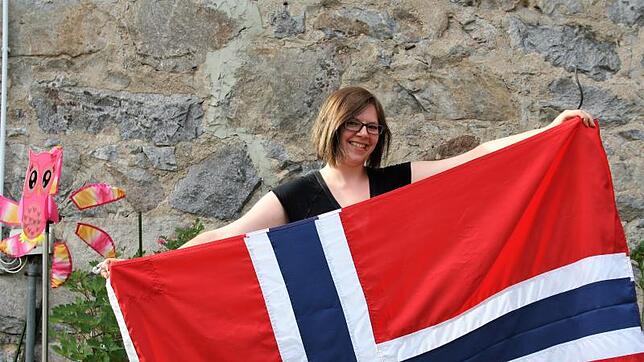 Wenn die Liebe ruft: Britta Ernst aus Todtmoos wandert nach Norwegen aus. Die passende Flagge besitzt sie bereits. Bild: Andreas Böhm