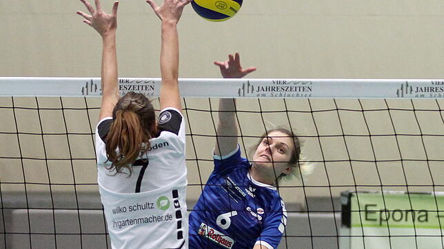 Die Villingerin Nina Gass (hinten) versucht den Block ihrer Kontrahentin aus Bad Soden zu überspielen. Bild: direvi