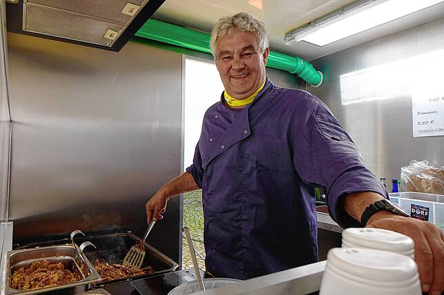 Erwin Schmid brät am Essensstand des Firlefanz-Clubs „Bruzelfleisch“, das aus Schweinefleisch, Speck, Pilzen und Zwiebeln besteht.