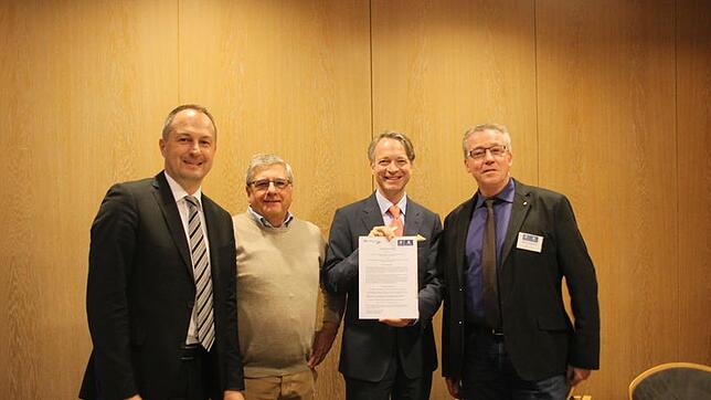 Bei der Vertragsverlängerung zwischen der Volksbank Schwarzwald-Baar-Hegau und dem Thomas-Strittmatter-Gymnasium (TSG) freuen sich (von ...