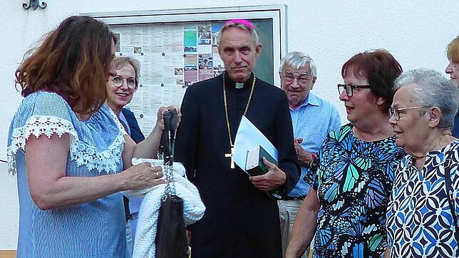 Einwohner, Freunde und Bekannte haben die Gelegenheit wahrgenommen, um mit Erzbischof Georg Gänswein ins Gespräch zu kommen.