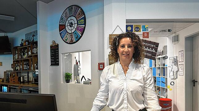 Geschäftsführerin Sonia Joudi an der Rezeption des Art & Style Hostel in Singen. Sie blickt auf eine durchwachsene Sommersaison zurück.
