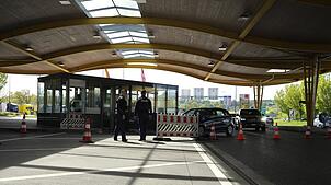 (Archivbild von April 2025) Beamte der Bundespolizei haben am Grenzübergang Konstanz-Autobahn einen Mann kontrolliert, gegen den drei ...