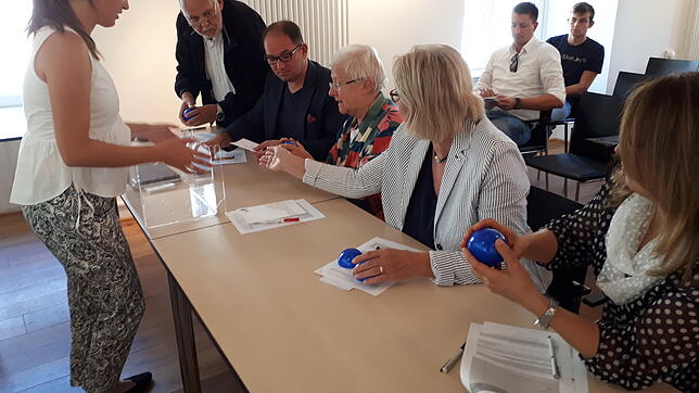 Unser Bild zeigt die Auslosung der Reihenfolge, in der die OB-Kandidaten auf dem Wahlschein stehen werden.