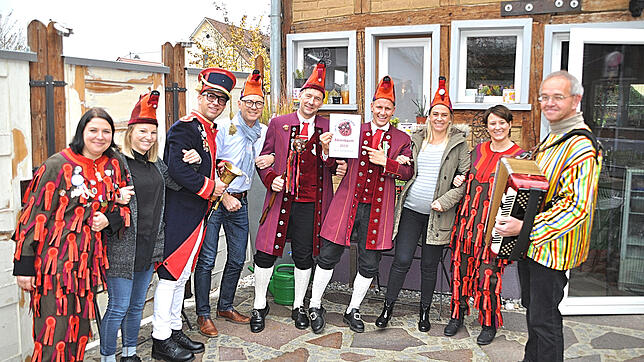 Schunkelnd läutete die Bärenzunft die Fasnet ein: (von links) Ute Neubrand, Mona Rumpel, André Partikel, Bürgermeister Martin Rupp, ...