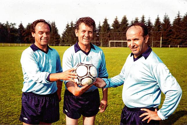 Die Spittelsänger mit (von links) Hans Messmer, Schanko Ummenhofer und Benne Sauter verband auch die Liebe zum Fußballspiel.