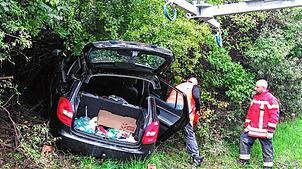 Ohne Fremdeinwirkung kommt eine Autofahrerin am Mittwoch, 10. September, an der B31 von der Straße ab und landete in der Böschung. Die ...