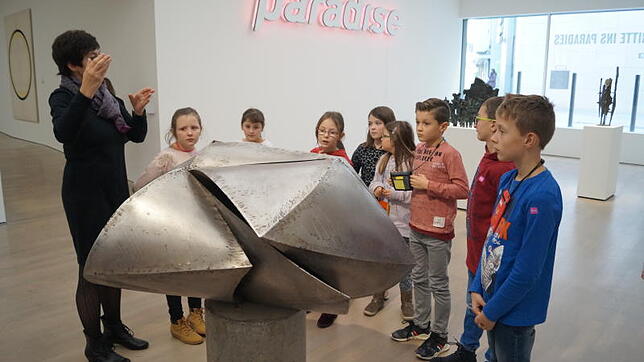 Kinder der Medienwerkstatt der Grundschule Tennenbronn betrachten im Stuttgarter Kunstmuseum eine Skulptur des Künstlers Erich Hauser. ...