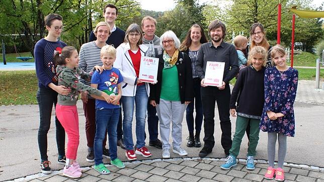Sie freuen sich mit den Kindern: Werner Späth (Fünfter von links), Ulla Hahn (Familienzentrum, Vierte von links, weiter von links), ...