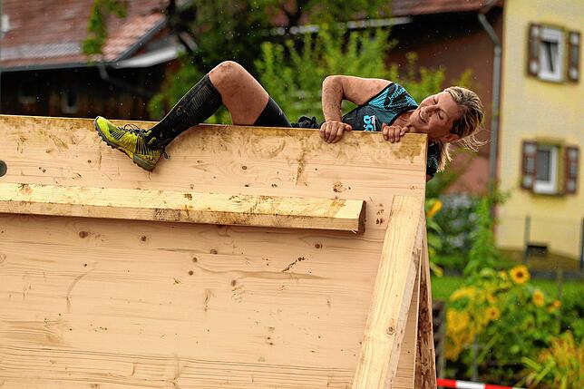 Kraft, Geschick und Ausdauer brauchen die Teilnehmer beim Extrem-Hindernislauf der Bähringer Wildsaue, um die 18 Hindernisse zu überwinden.
