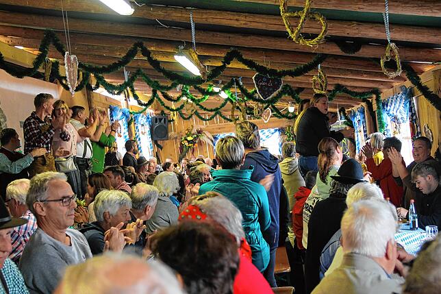 Mitreißende Klänge: Als die Musiker spielten, tanzten und schunkelten viele Gäste beim Oktoberfest in Gaiß begeistert mit.