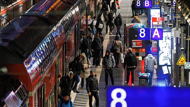 Reisende steigen am Frankfurter Hauptbahnhof in einen Regionalzug ein.