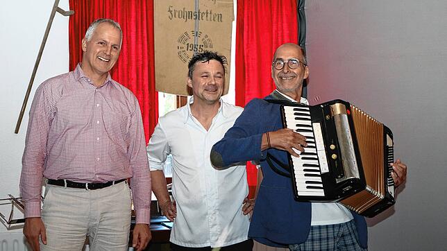 Diese drei Männer sorgen am Samstagabend für ein tolles Fest im Adlersaal. Das Bild zeigt von links: Heimatforscher Roland Steidle, ...