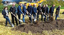 Voller Engagement beim Spatenstich für das neue Feuerwehrgerätehaus in Wallbach (von links): Fachbereichsleiterin Margit Ulrich, die ...
