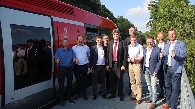 Die Ehrengäste bei der der Infofahrt der Wutachtalbahn (von links): Lothar Probst (Nahverkehrsexperte beim Landratsamt Waldshut), Heiko ...