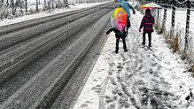 Im Schneematsch auf dem Gehweg an der Glärnischstraße in Friedrichshafen lässt es sich am Mittwochnachmittag vortrefflich schliddern. ...