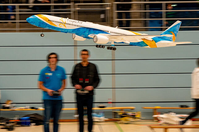 Daniel Hör (links) fliegt seine 1,5 Kg schwere Boeing 767 mit 2,5 Meter Spannweite gekonnt in der Halle vor.