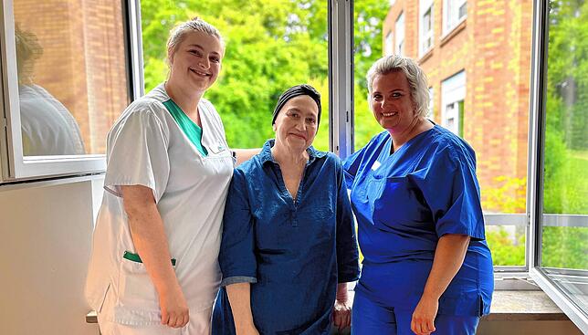 Die Pflegekräfte Lisa Ginter (links) und Nadine Garcia-Romero (rechts) machen ihrer Patientin Sina Mikiqi-Höfler immer wieder Mut. Auch ...