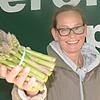 Michaela Mori isst gerne grünen Spargel.