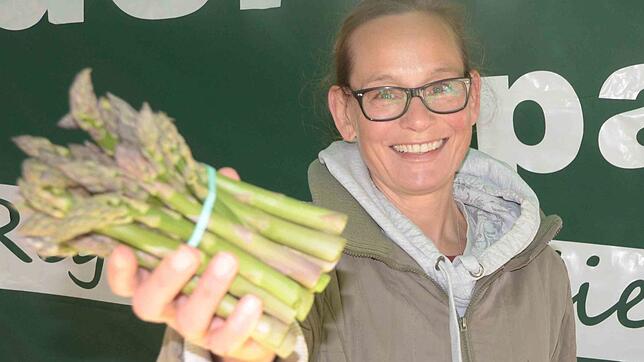 Michaela Mori isst gerne grünen Spargel.