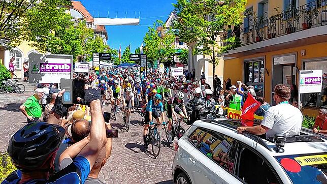 Start in Donaueschingen: Die Profis fahren los, die Zuschauer säumen den Straßenrand.