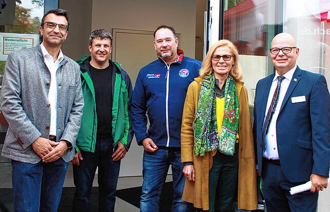 Von links: Verwaltungsleiter Bernd Zimmermann, Wolfgang Schmid, Leiter der Haustechnik, Bauleiter Philipp Blomeier, Architektin Lisa ...