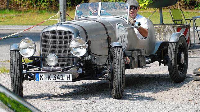 Das älteste Teilnehmerfahrzeug von 1933, ein Plymouth PD-Special, kam auf Platz 66. Axel Kamelgan und Maik Pauli freuen sich auf das ...