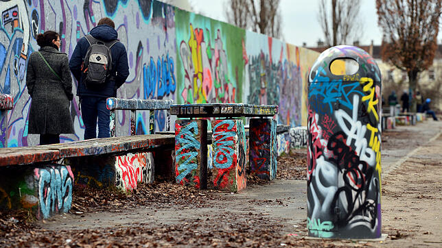 Nicht nur die Reste der Berliner Mauer sind im Mauerpark bunt, auch auf Sitzgelegenheiten und Mülleimern haben sich die Sprayer ...