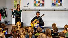 Elena La-Deur und Noel Shutina vermitteln Kindern Freude an der Musik. Foto: Götz
