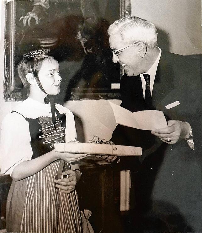 Die zwölfjährige Rita bekommt im Namen des Ministerpräsidenten Kiesinger nach ihrem Gedichtvortrag beim Schwyzertag-Heimatabend 1962 ...