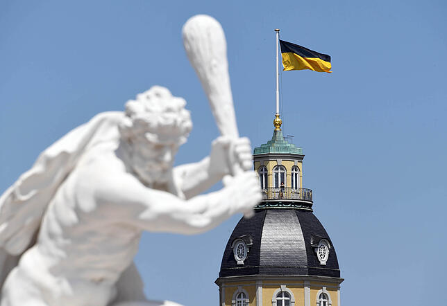 Auf dem Schlossturm weht nun die Landesflagge von Baden-Württemberg.
