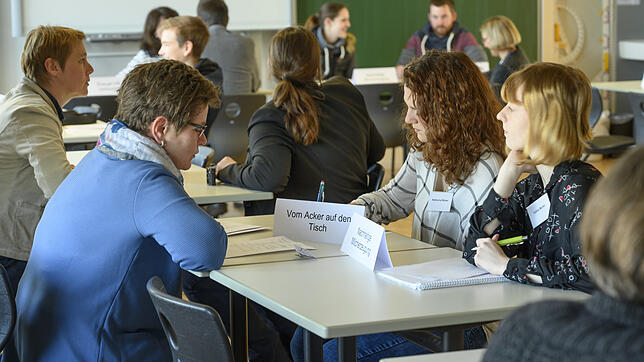 Auftakt einer Kooperation zwischen Berufsschule und Agrarerzeugern: Bei einem Berufe-Speed-Dating kommen Schüler des Agrargymnasiums und ...
