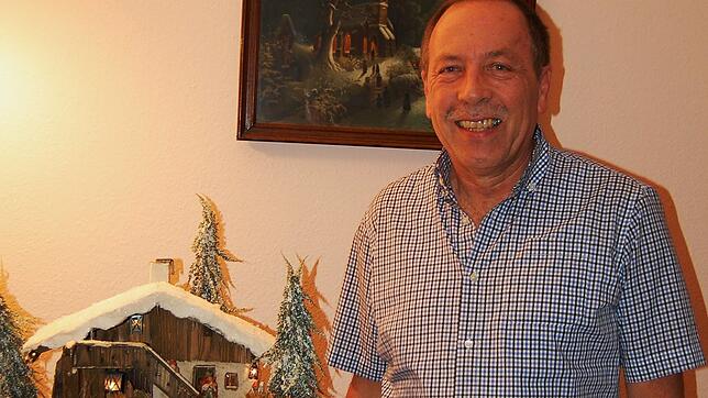 Der Liggersdorfer Krippenbauer Markus Patzke neben einer seiner Krippen.