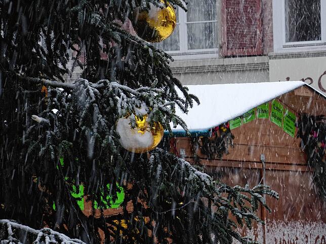 Der Weihnachtsmarkt in Bad Säckingen wurde bereits aufgebaut. Passend dazu gab es heute den ersten Schnee in der Trompeterstadt.