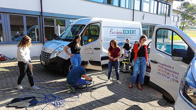 Achtklässlerinnen reinigen mit den Fachlehrern Manuel Maelger und Valerie Barb sowie Victoria Gerspach (von links) Fahrzeuge der ...