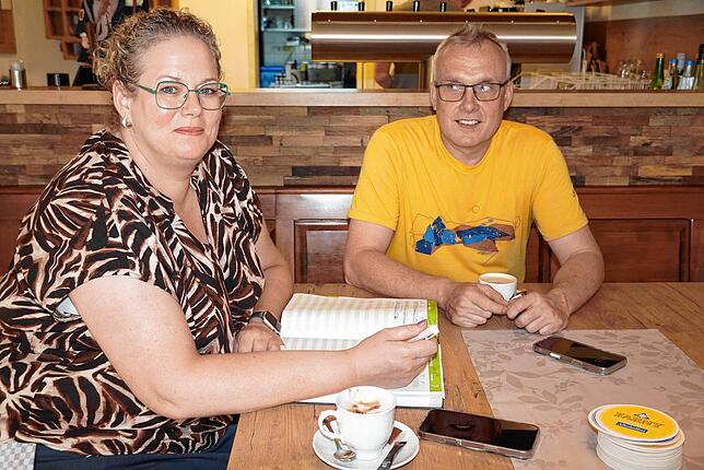 Natalie Kraus-Litzki und ihr Mann Werner Litzki, der sie in der Buchhaltung und in der Technik unterstützt, bei der Planung.