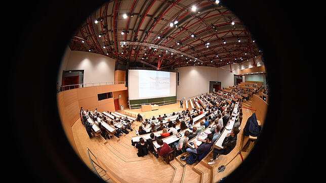 Jurastudenten des ersten Semesters im Jahr 2017 in der Universität Konstanz während der Einführung im Hörsaal.