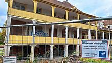 Jetzt wird aufgeräumt: Das frühere DRK-Kindersolbad Haus Hohenbaden ist von einem Bauzaun eingefasst. Das Gelände wird videoüberwacht, ...