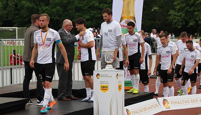 Enttäuschte Gesichter: Die Oberligafußballer des FC 08 Villingen müssen sich beim Pokalfinale in Lahr nach der Niederlage gegen den ...