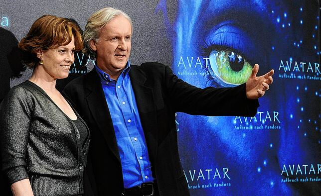 Die US-Schauspielerin Sigourney Weaver (l) und US-Regisseur James Cameron bei einem Photocall zur Vorstellung des Films &ldquo;Avatar ...