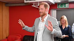 Prinz Harry ist zu Besuch in Nottingham.