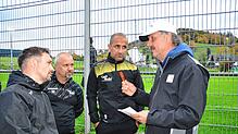 Trainerbesprechung vor der 90-minütigen Einheit. Peter Neururer (von rechts) erklärt Nuri Articlik, Rocco Dziubale und Björn Herrmann, ...
