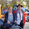 Véronique Maus (links), Ortsvorsteherin von Beuren, lässt sich auf der Tengener Gewerbeausstellung von Renate Hönscher einen ...