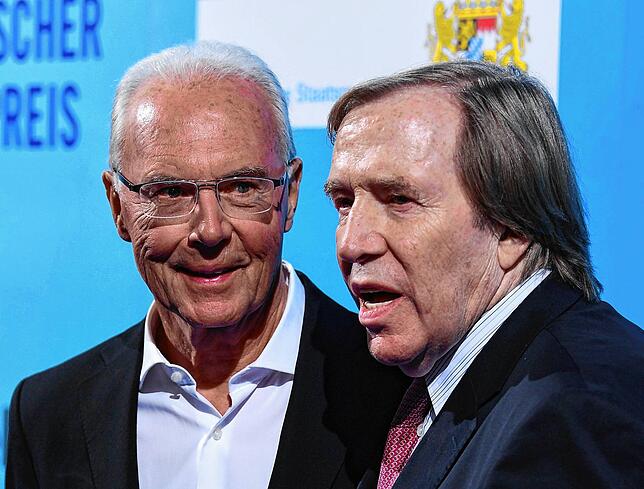 Große Ehre für Franz Beckenbauer bei der Verleihung des Bayerischen Sportpreises im Juli 2018 in München: Laudator Günter Netzer ehrt ...