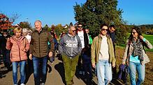 Interessiert folgten die Teilnehmer der Dorfwanderung den Ausführungen von Bürgermeister Daniel Heß (Mitte) zu geplanten Vorhaben und ...