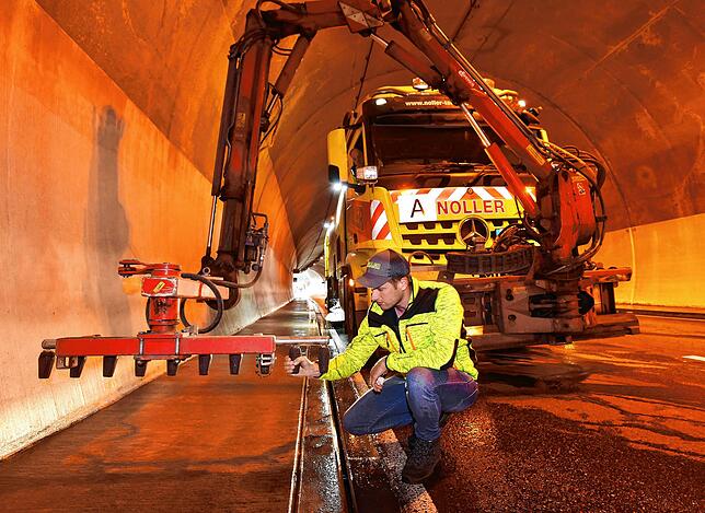 Sebastian Noller überprüft die Düsen an seinem Hochdruckkehrer, der den Seitenstreifen des gesamten Dögginger Tunnels von hartnäckigem ...