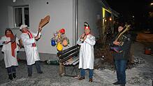 Anstelle des Hemglonkerumzugs war in Sipplingen Fasnet auf der Terrasse, dem Balkon oder vorm Haus angesagt: (von links): Gabi ...