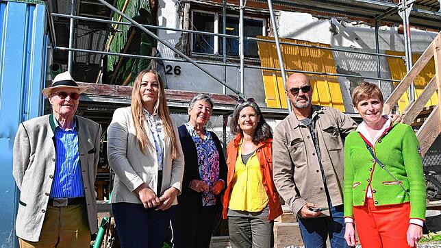 Sie freuen sich über die Sanierung (von links): Wilderich Graf von und zu Bodman, Marina Roßmann (Glücksspirale), Regina Modenbach ...